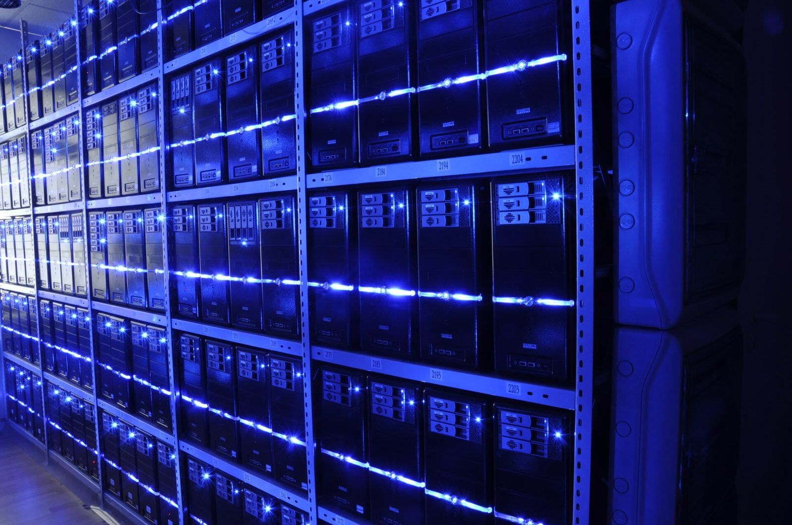 Serverrack in einem Rechenzentrum mit blauen Lichtern